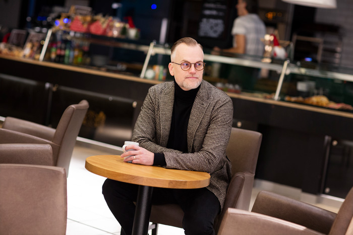 Pappa Anders tar seg en kopp kaffe i en kafé og tenker tilbake på tiden før han fikk nye tenner.