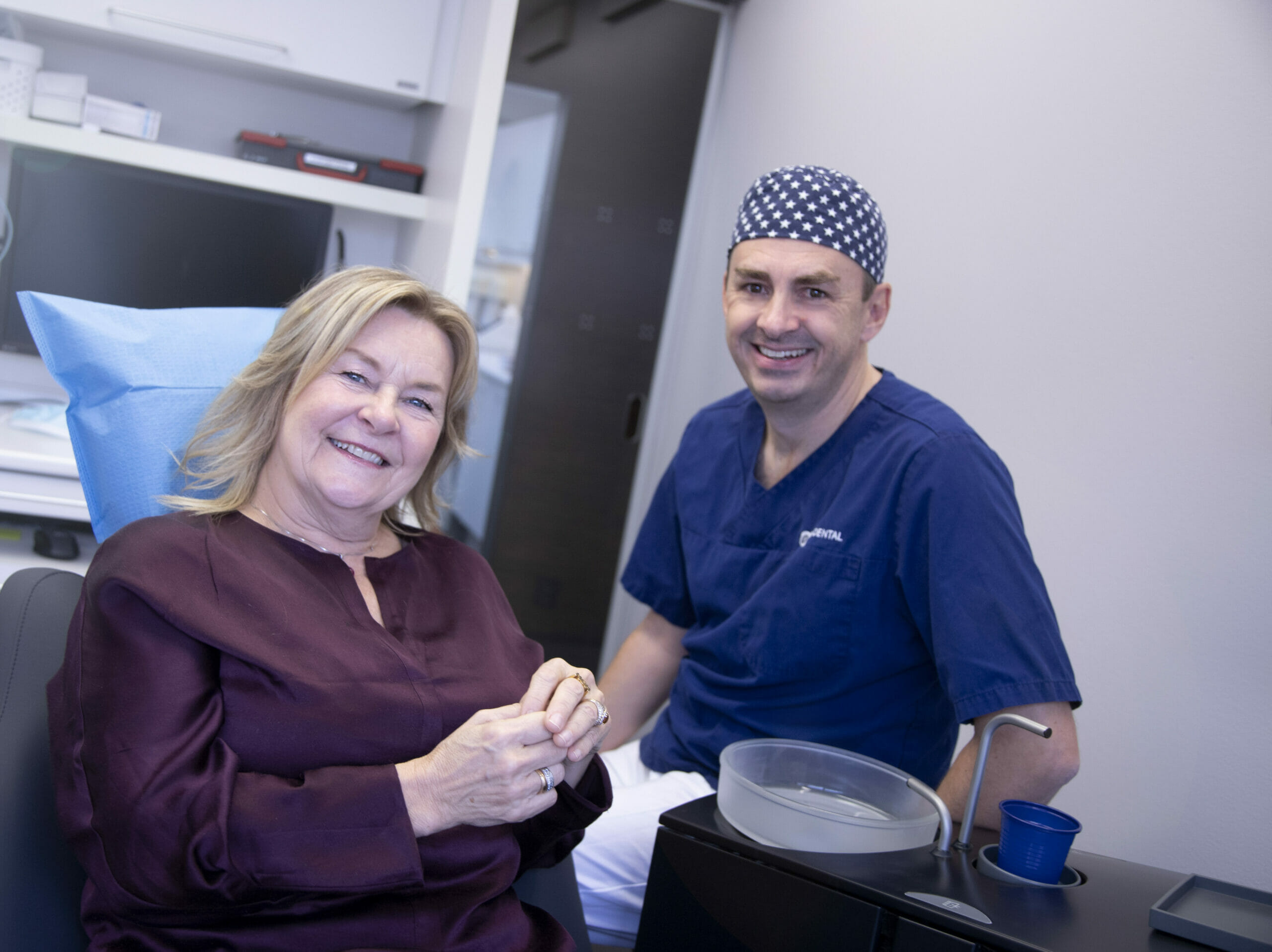 Elisabeth Andreassen i tannlegestolen ved siden av tannlege Stian Kanestrøm ved Oris Dental Aker Brygge, hvor hun skal få tannimplantat for å erstatte en tapt tann.