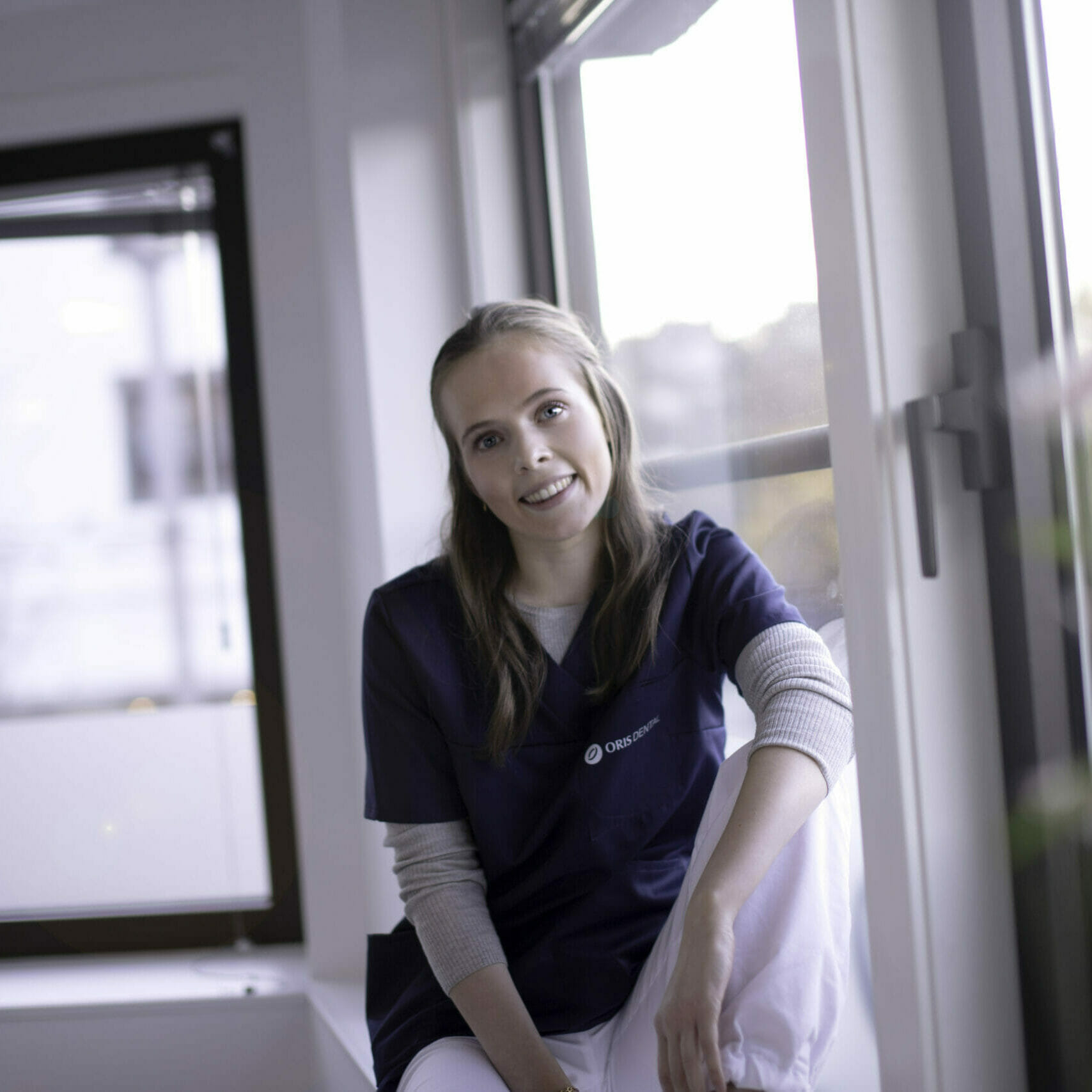 Kvinnelig tannbehandler ved Oris Dental som tar i mot bekymra pasienter, for å sørge for at de føler seg vel ivaretatt.