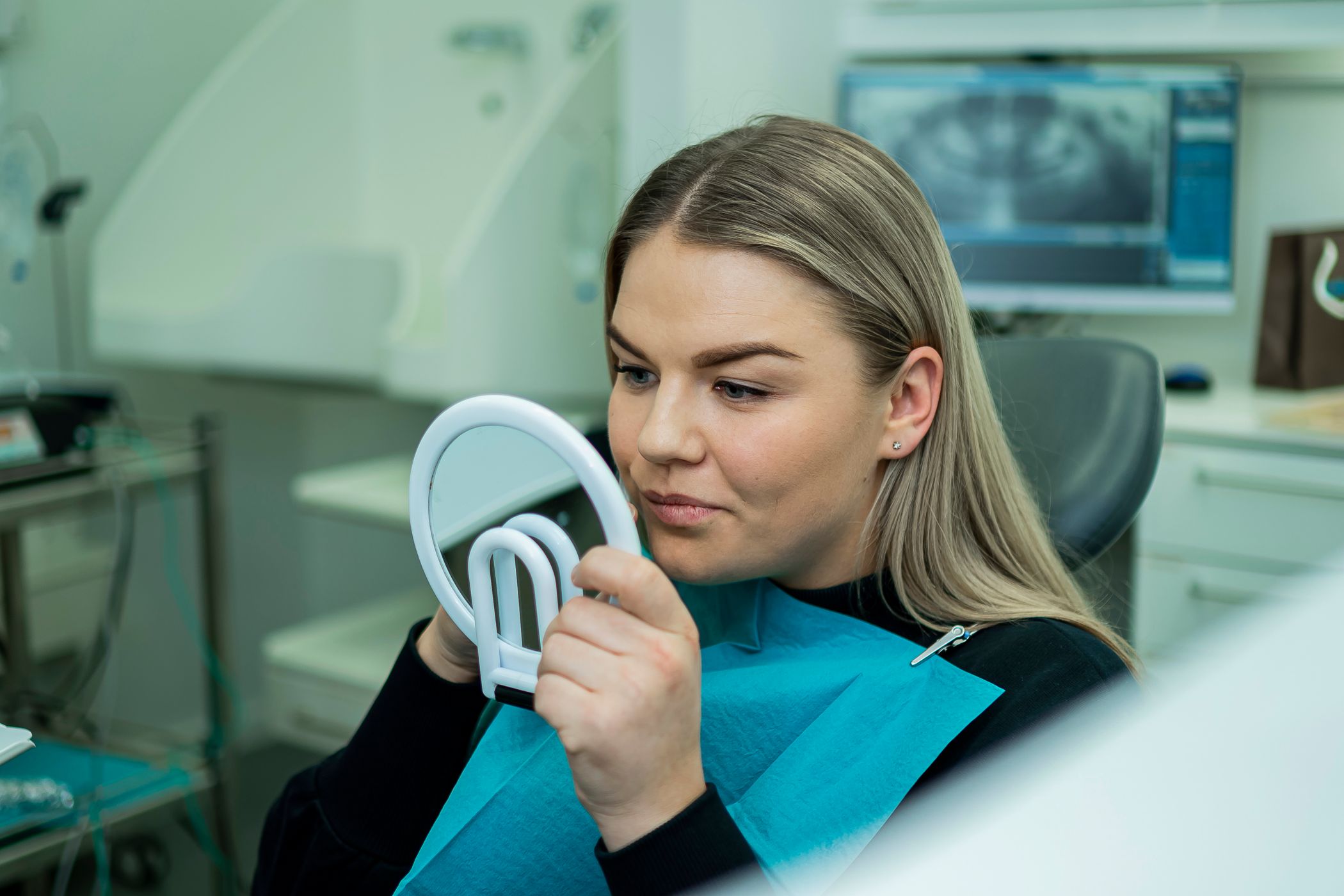 Marte studerer sine egne visdomstenner i speil ved Oris Dental Trondheim Torg.